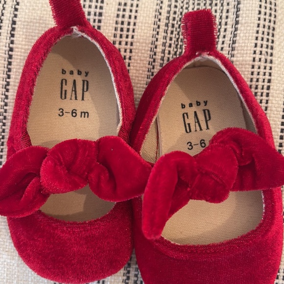 Baby Gap Red Velvet booties - Picture 2 of 3
